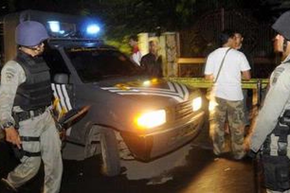 Tim Detasemen Gegana Sat Brimob Polda Aceh mengidentifikasi lokasi meledaknya granat di depan salah satu rumah di Jalan T Nyak Arief, Lampriek, Banda Aceh, Kamis (1/12/2011). Peristiwa itu mengakibatkan tiga warga terkena serpihan granat di bagian kaki.