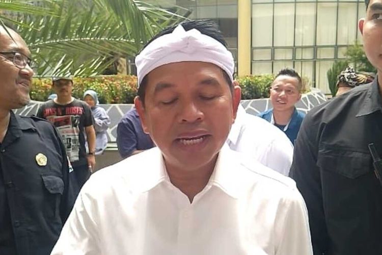 Gubernur Jawa Barat Dedi Mulyadi diwawancara Kompas.com di Bale Sawala Unpad Jatinangor, Sumedang, Jabar, Rabu (20/8/2025). KOMPAS.com/AAM AMINULLAH