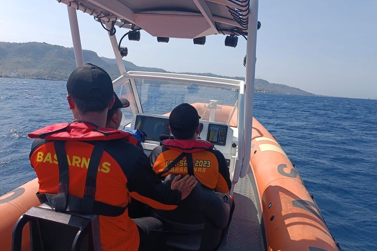 Tim SAR gabungan saat mengevakuasi korban dari laut