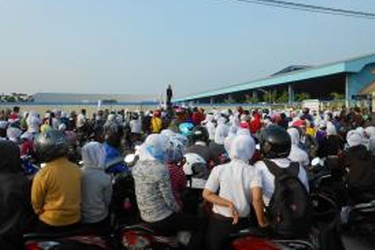 Ribuan buruh PT. Delta Dunia Sandang tekstil jalan raya Semaran - Demak KM 14 saat melakukan aksi mogok kerja, Selasa ( 20/5/2014)