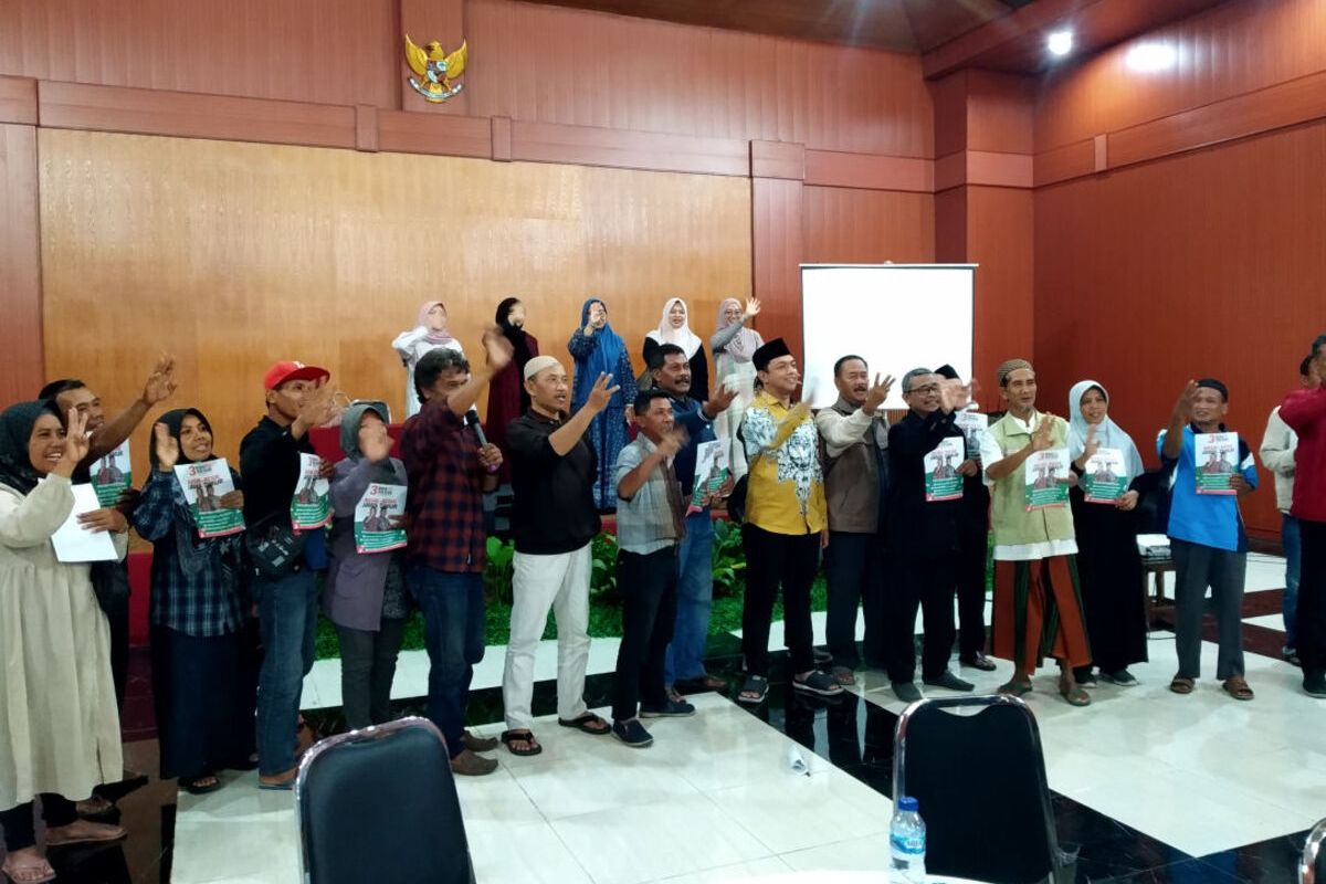 Puluhan perwakilan Relawan Anies Baswedan di Kota dan Kabupaten Blitar serta sejumlah daerah lain mendeklarasikan dukungan pada pasangan Tri Rismaharini-Zahrul Azhar Asumta (Risma-Gus Hans) di Kampung Coklat, Blitar, Selasa (19/11/2024) malam