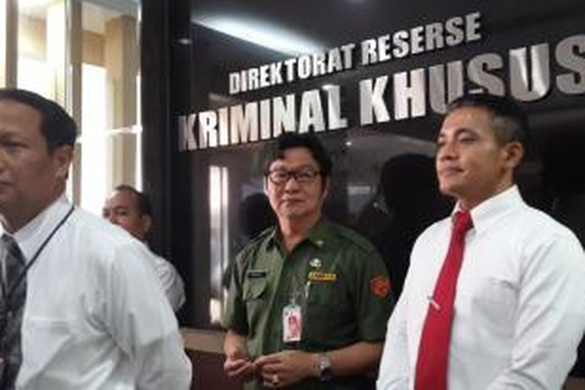 Dari kiri, Direktur Reserse Kriminal Khusus Polda Metro Jaya Komisaris Besar Mujiyanto, Kepala Dinas Kelautan, Pertanian dan Ketahanan Pangan DKI Darjamuni, Kepala Subdit Indag Direktorat Reserse Kriminal Khusus Polda Metro Jaya Ajun Komisaris Besar Agung Marlianto di Mapolda Metro Jaya, Senin (24/8/2015).