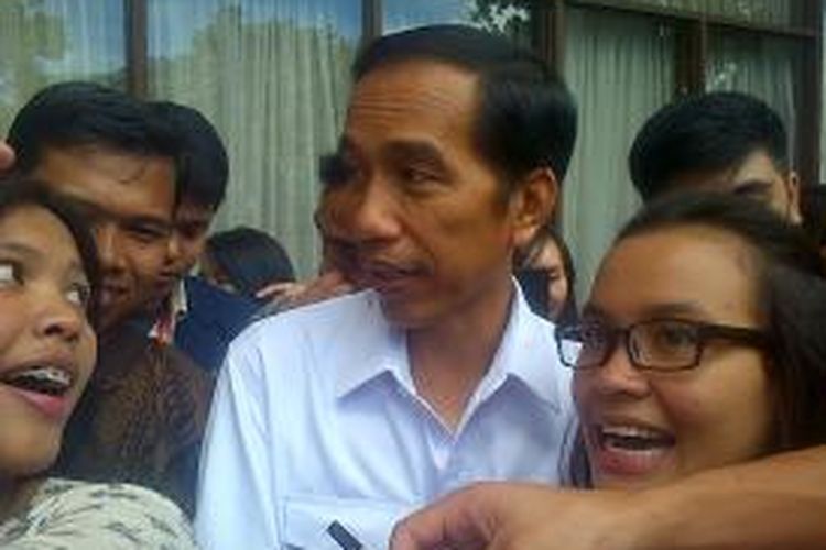 Gubernur DKI Jakarta Joko Widodo di tengah kerumunan mahasiswa Universitas Padjadjaran Bandung, Rabu (20/11/2013).