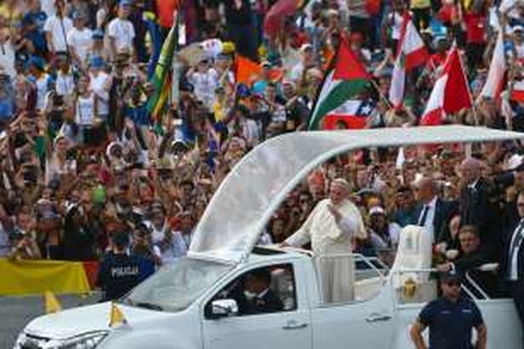 Paus Fransiskus tiba di kota Brzegi dekat Krakow, Polandia, Minggu (31/7/2016), untuk menggelar misa yang sekaligus menutup rangkaian kunjungannya negeri itu.