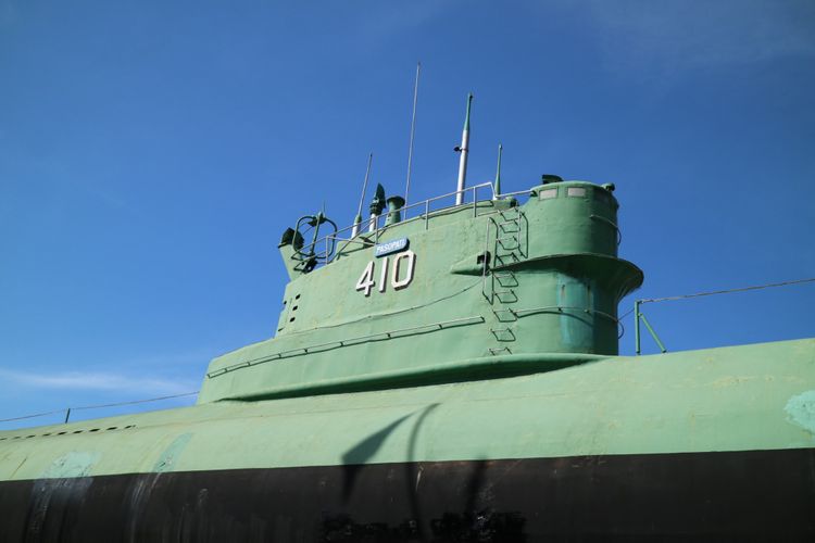 Lambung Kapal selam KRI Pasoepati bernomer 410 buatan Rusia, yang sekarang terpajang gagah di Museum Kapal Selam, Surabaya.
