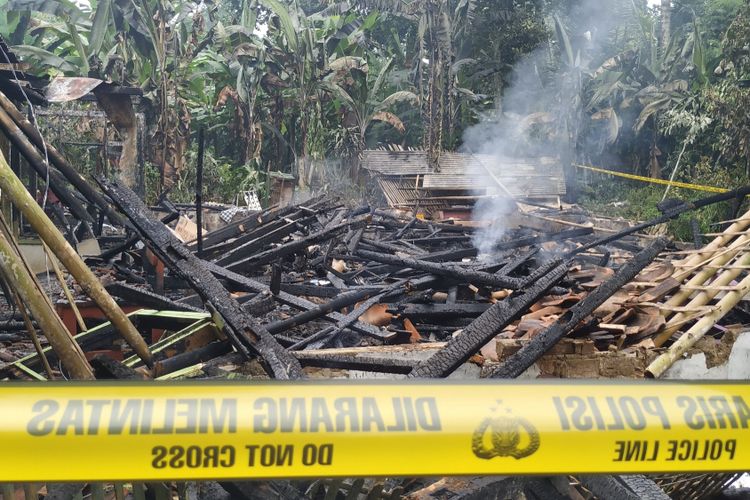 Kondisi rumah yang terbakar di Kampung Sukasirna, Desa/Kecamatan Cikembar, Sukabuni, Jawa Barat, Rabu (20/2/2019)