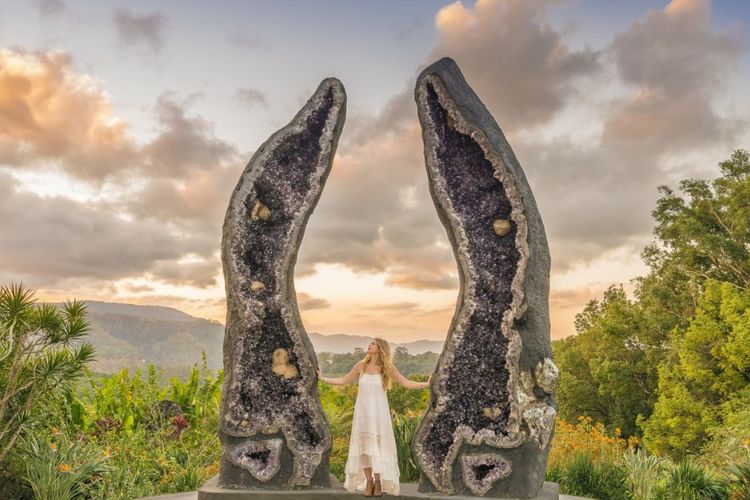 Wisatawan sedang berfoto di kristal terbesar di dunia di Crystal Castil, Australia.