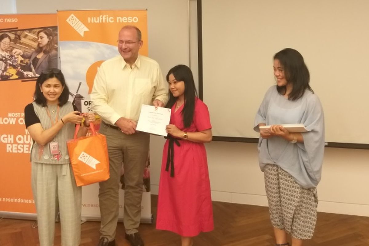 Direktur Nuffic Neso Indonesia, Peter van Tuijl, Koordinator Beasiswa Nuffic Neso Indonesia, Indy Hardono, serta Promosi Pendidikan Nuffic Neso Indonesia, Inty Dienasari, pada Orange Tulip Scholarship Awardees Gathering di Kedutaan Besar Belanda di Jakarta, Selasa (23/7/2019) malam.