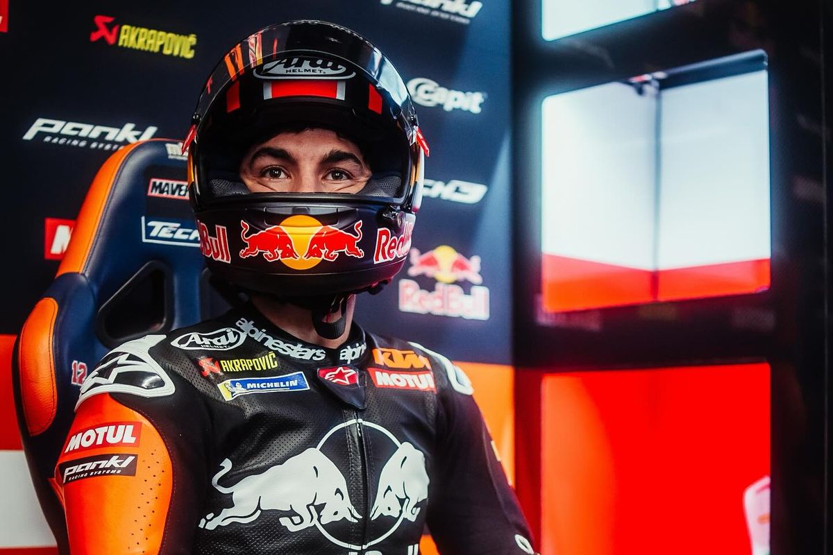 Maverick Vinales berseragam KTM