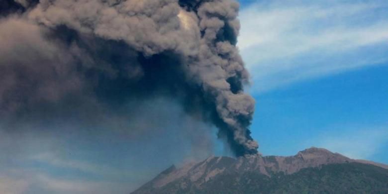 Gunung Raung yang memiliki ketinggian 3.300 meter, terlihat memuntahkan material vulkanik, terlihat dari Bondowoso, Jawa Timur, 12 Juli 2015. Letusan Gunun Raung telah mengakibatkan sejumlah bandara lokal di Jawa Timur dan Bandara Ngurah Rai Bali sempat ditutup.