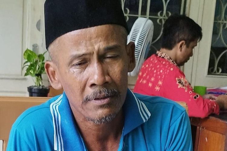 Suyatno (58), seorang kakek asal Desa Pandantoyo, Kecamatan Temayang, Kabupaten Bojonegoro, Jawa Timur, terdakwa kasus pencurian ayam jago jimat Kadesnya sedang berangkulan dengan istri dan anaknya usai persidangan di Pengadilan Negeri Bojonegoro, Rabu (24/1/2024).