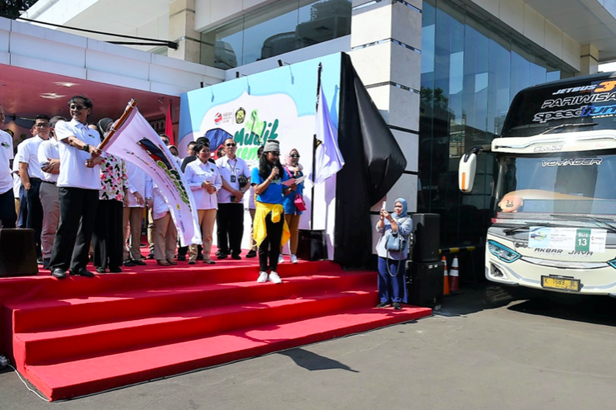 Sekretaris Jenderal Kementerian ESDM Rida Mulyana mewakili Menteri ESDM Arifin Tasrif melepas keberangkatan rombongan mudik gratis Hari Raya Idul Fitri 1444 Hijriah dari Kantor Kementerian ESDM, Medan Merdeka Selatan, Jakarta, Senin (17/4/2023).