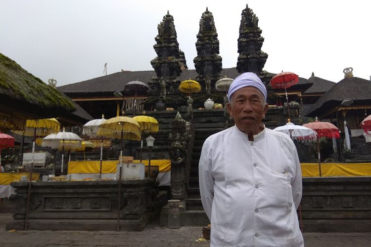 Jro Mangku Lingsir Sueca (79), pemangku Pura Besakih.