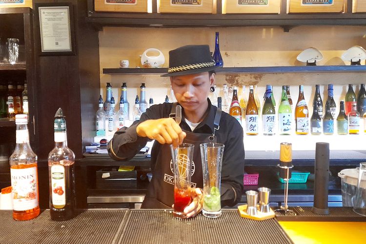 Bartender yang sedang membuat moktail di Okuzono Japanese Dining.