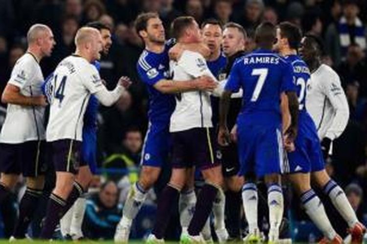 Bek Chelsea, Branislav Ivanovic, tampak melingkarkan lengannya ke leher pemain Everton, James McCarthy, saat kedua kubu bertemu pada pertandingan lanjutan Premeir League di Stamford Bridge, Rabu (11/2/2015).  