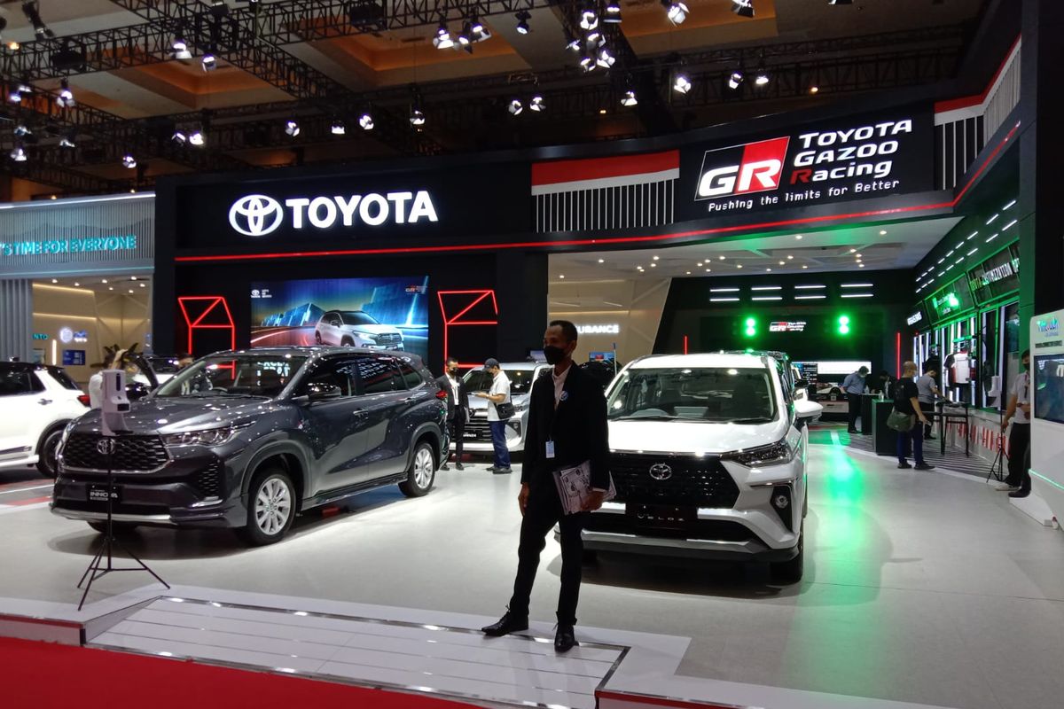 Booth Toyota pada Indonesia International Motor Show (IIMS) 2023 di JIExpo Kemayoran, Jakarta