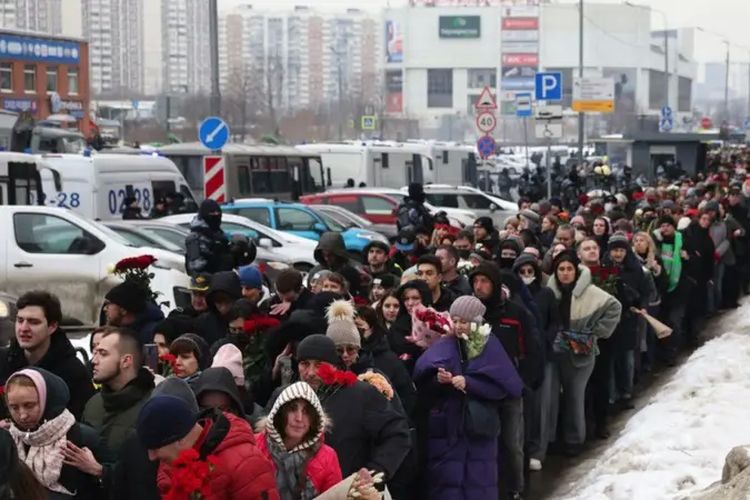 Dukungan publik secara besar-besaran terhadap oposisi Rusia merupakan hal yang tidak biasa, tetapi ribuan orang berkumpul untuk menghadiri pemakaman kritikus Putin yang dipenjara, Alexei Navalny, pada 1 Maret 2024.