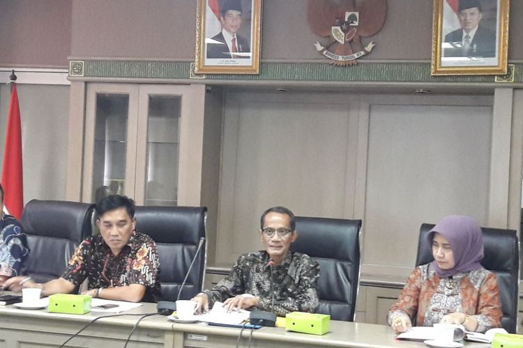 Kepala Badan Ketahanan Pangan (BKP) Kementerian Pertanian Agung Hendriadi didampingi Sekretaris BKP Mulyadi Hendiawan dan Kepala Pusat Penganekaragaman, Konsumsi, dan Keamanan Pangan Tri Agustin Satriani saat memberikan keterangan kepada wartawan tentang peringatan Hari Pangan Sedunia. Peringatan tersebut akan digelar 19-22 Oktober 2017 di Pontianak, Kalimantan Barat. 