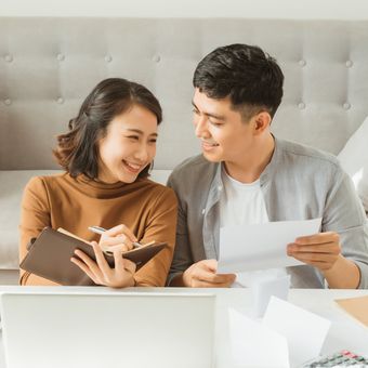 Ilustrasi keluarga muda menerapkan frugal living.