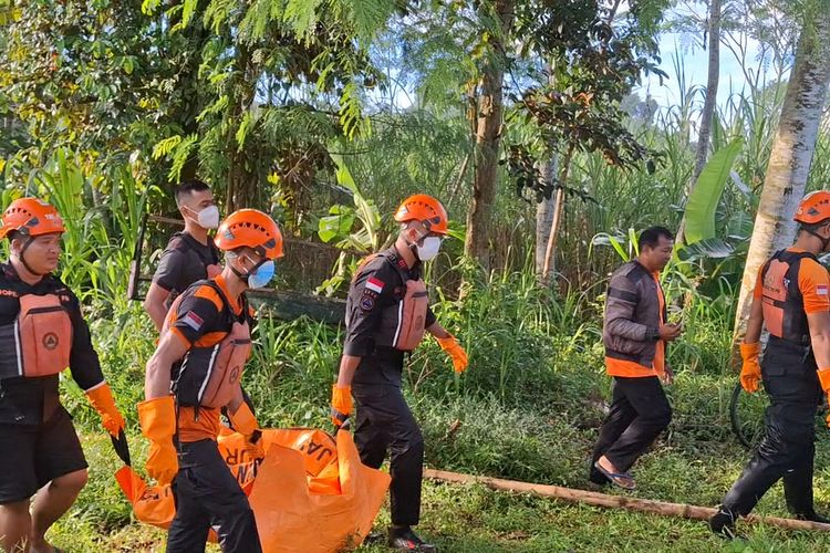 Petugas BPBD Lumajang evakuasi mayat tanpa identitas di Sungai Bondoyudo Lumajang, Selasa (22/4/2025)