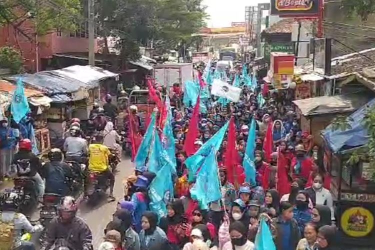 Ribuan buruh memadati jalan di kawasan industri Cimahi, Jawa Barat, Rabu (22/11/2023).