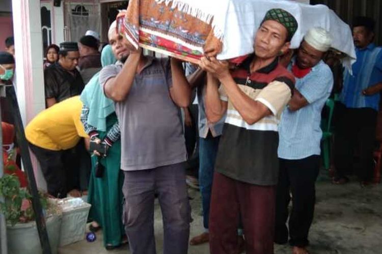 Jenajah Azmil Khair Simanjuntak alias AK alias Ameng, salah satu Narapidana Teroris Bom Sibolga saat sampai di kampung halamannya di Kota Sibolga dan dimakamkan di Tapanuli Tengah, Minggu (5/4/2020). Diketahui, AK meninggal karena sakit saat menjalani masa hukumannya di Jakarta.