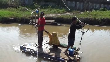 Dua Pekan Tanpa Jembatan, Siswa MI di Semarang Menyeberang Sungai Naik Sampan