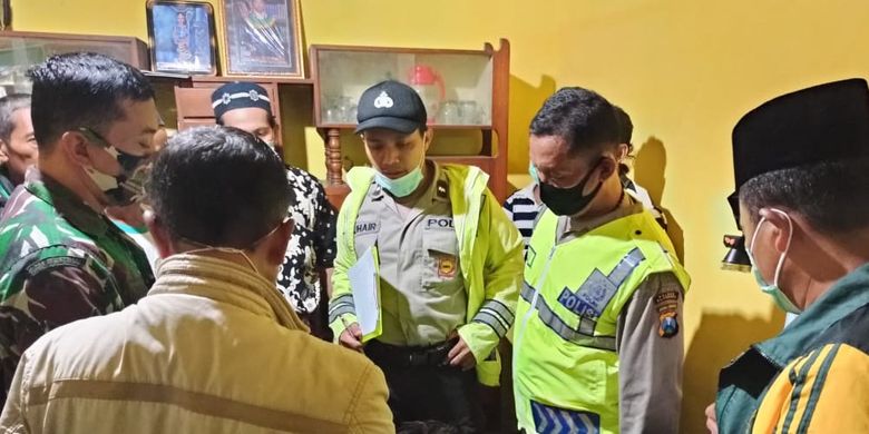 Petugas kepolisian memeriksa jasad bocah asal Desa Sendangrejo, Kecamatan Dander, Kabupaten Bojonegoro, korban meninggal tersambar petir di tengah sawah 