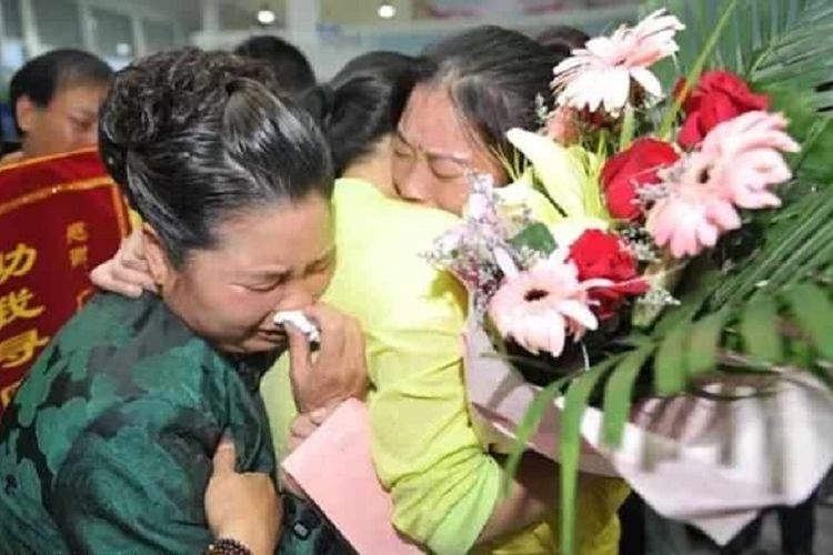 Suasana haru terjadi saat Lin Zhenqin (39) bertemu kembali dengan orangtua kandungnya setelah 30 tahun terpisah.
