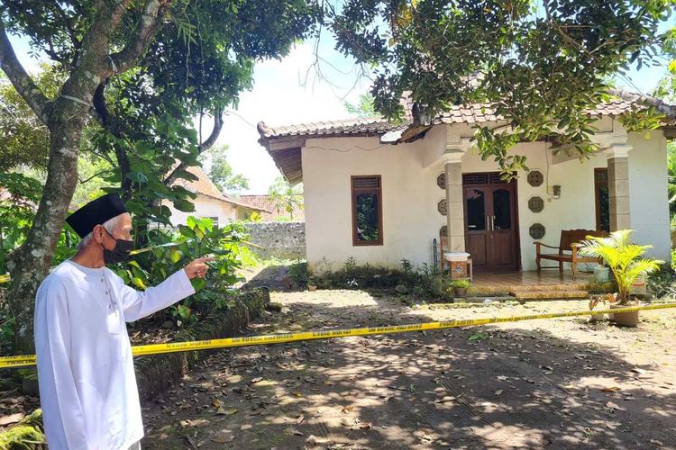 Warga menunjukkan rumah kontrakan warga Jakarta yang tewas membusuk di Dusun Brojonalan RT: 04 RW: 01 Desa Wanurejo, Kecamatan Borobudur, Kabupaten Magelang, Jawa Tengah, Selasa (24/1/2023).