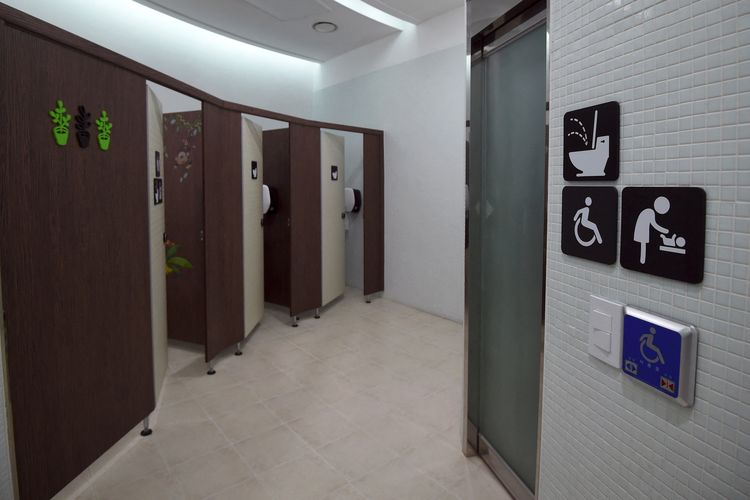 Ternyata Ini Fungsi Celah di Bawah Pintu Toilet Umum