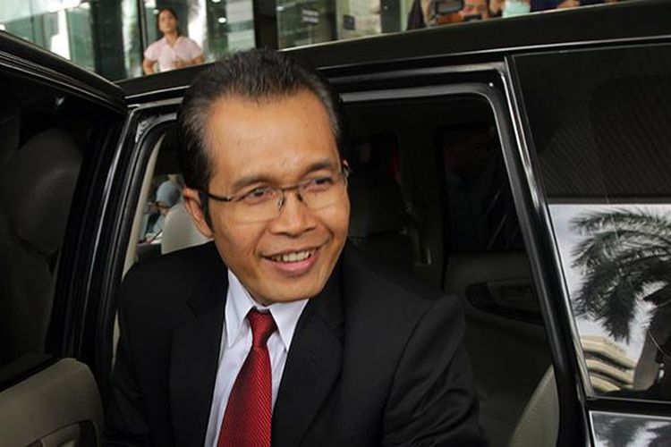 Pimpinan terpilih jilid IV Komisi Pemberantasan Korupsi (KPK) Alexander Marwata tiba di Gedung KPK, Jakarta Selatan, sebelum dilantik di Istana Negara, Senin (21/12/2015).