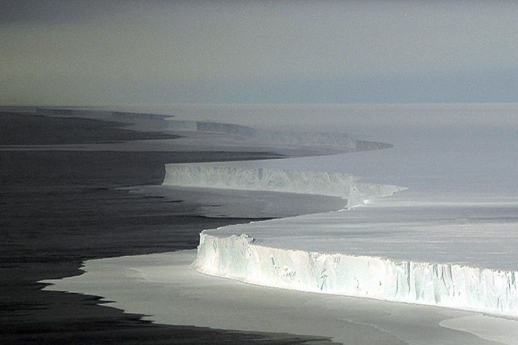 Permukaan gunung es besar B-15A di McMurdo Sound setelah pecah dari Lapisan Es Ross yang adalah lapisan es terbesar di planet ini.