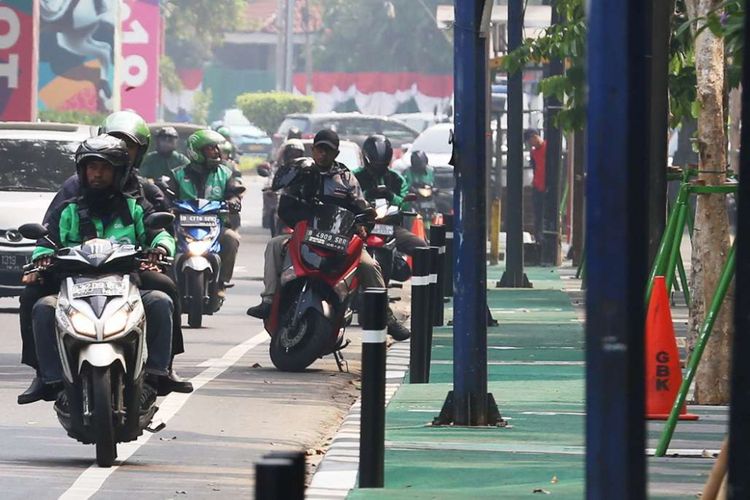 Sejumlah tiang terlihat menghalangi jalur sepeda di Jalan Asia Afrika, Jakarta, Rabu (01/08/2018). Jalur sepeda di sepanjang jalan ini terhalang beberapa tiang lampu penerangan jalan umum (PJU), tiang lampu lalu lintas, hingga tiang rambu penunjuk jalan.