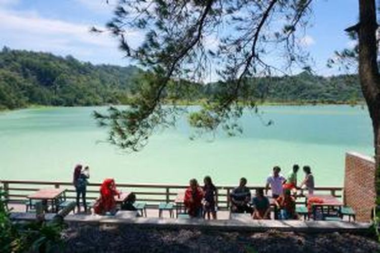 Beberapa pengunjung sedang menikmati pemandangan di tepi Danau Linow, Kota Tomohon.