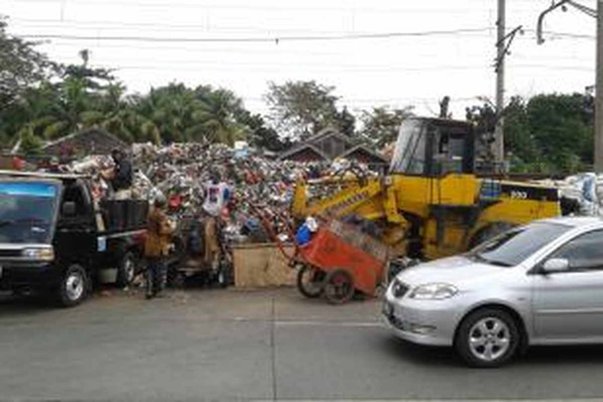 Tempat Pembuangan Sampah (TPS) Lontar di Lenteng Agung, Jagakarsa, Jakarta Selatan, Sabtu (12/4/2014).