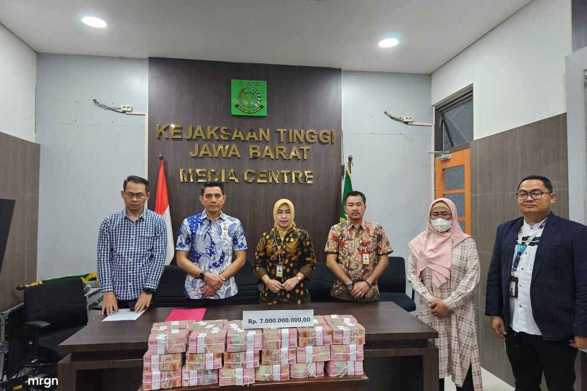 Kejaksaan Tinggi Jawa Barat mengembalikan uang senilai Rp7 miliar hasil dari tindak pidana korupsi dua Rektor UMIKA Bekasi di Kantor Kejati Jabar, Jumat (1/11/2024).