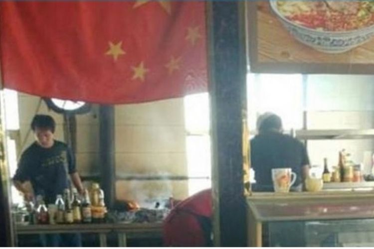 Seorang pemilik restoran menggunakan bendera nasional China sebagai tirai pintu dapurnya. Alhasil, dia harus berurusan dengan aparat hukum dan menjalani hukuman kurungan 15 hari.