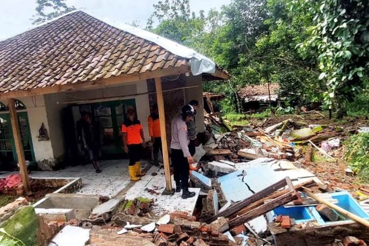Pertaruhan Nyawa Petugas Jangkau Wilayah Terisolasi Bencana Cianjur