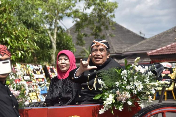 Wakil Bupati Purbalingga, Sudono berpose salam metal atau salam tiga jari saat pawai perayaan Hari Ulang Tahun (HUT) Kabupaten Purbalingga, baru-baru ini.