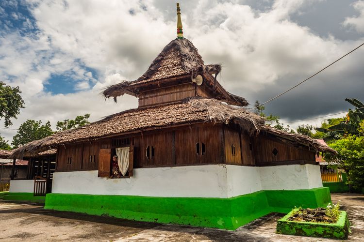 Masjid Wapauwe, Maluku, merupakan salah satu masjid tertua di Indonesia.