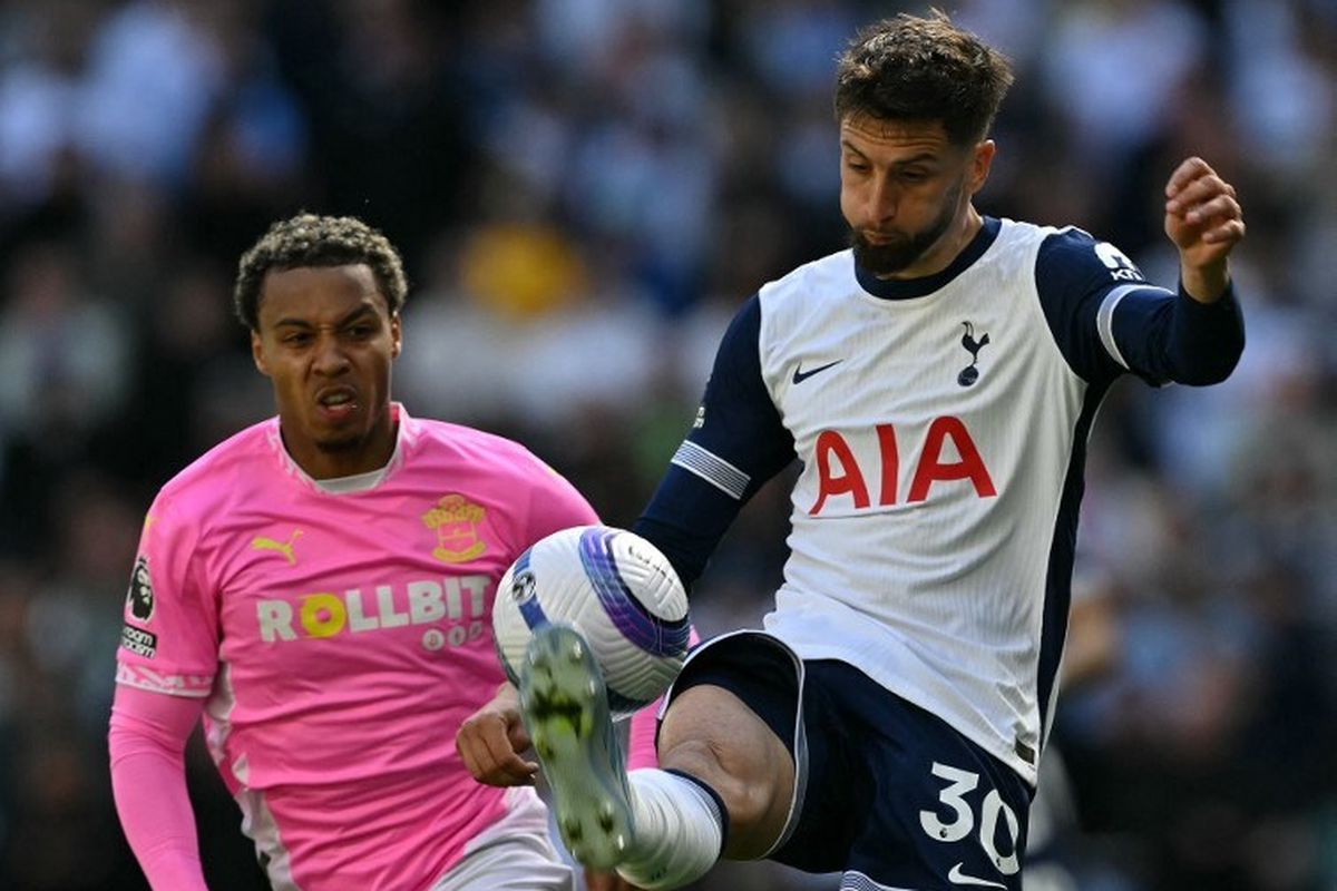 Rodrigo Bentancur (kanan) dibayangi oleh Cameron Archer dalam pertandingan Liga Inggris antara Tottenham Hotspur vs Southampton di Stadion Tottenham Hotspur di London, pada 6 April 2025. (Photo by Glyn KIRK / AFP) 