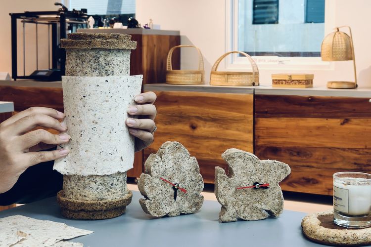 Salah satu mahasiswi Program Studi Desain dan Manajemen Produk, Fakultas Industri Kreatif Universitas Surabaya (FIK Ubaya) Jeanne Theresia Mintarja menemukan inspirasi yang tidak terduga menggunakan kantong teh celup yang diolah kembali menjadi produk ramah lingkungan.