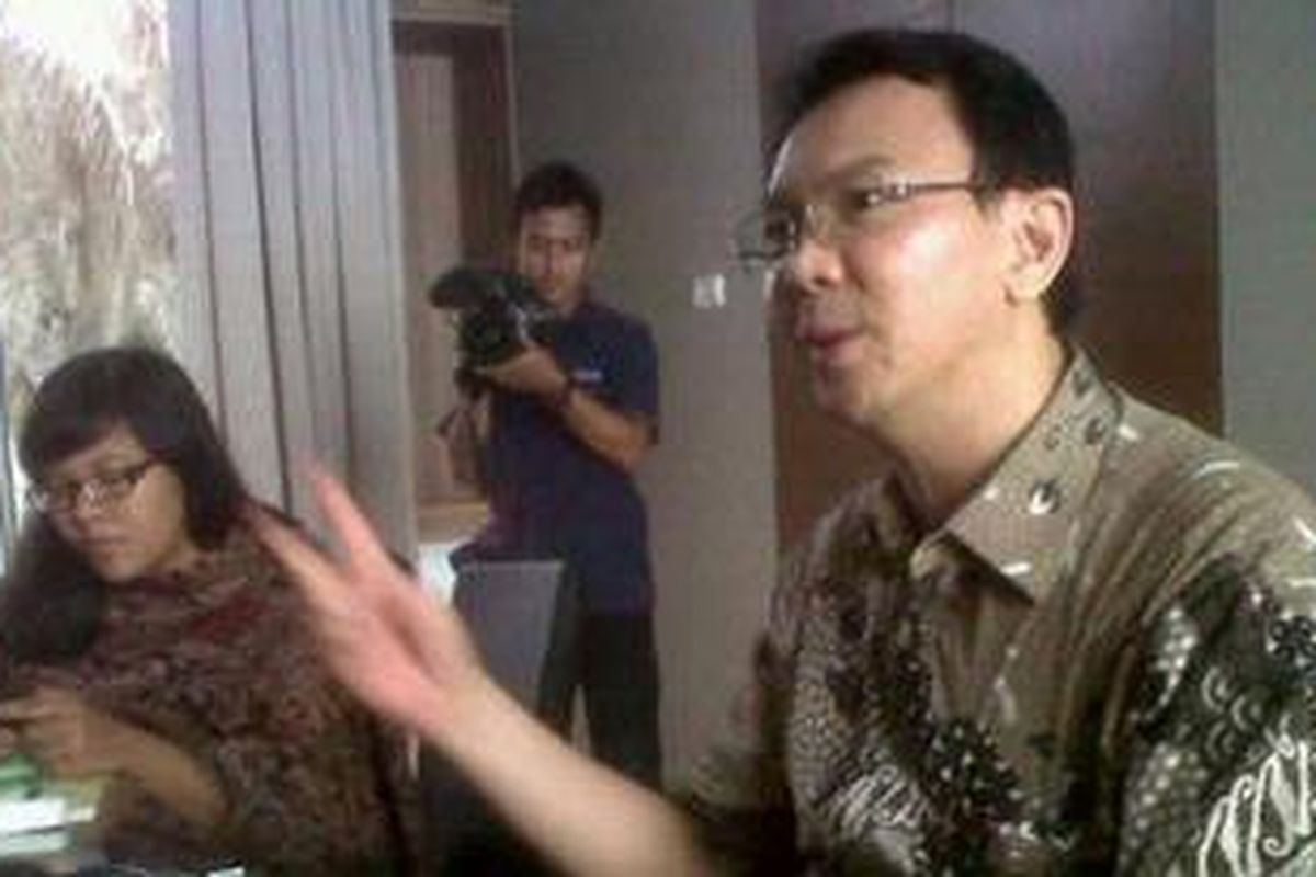 Wakil Gubernur DKI Basuki Tjahaja Purnama menceritakan kisah natalnya di rumahnya, di Pluit, Jakarta Utara, Senin (24/12/2012).