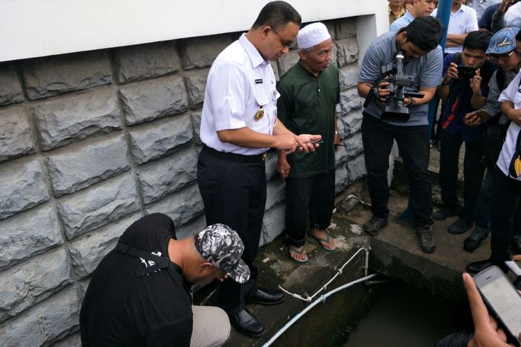 Gubernur DKI Jakarta Anies Baswedan melihat kondisi Jalan Rasuna Said yang sempat tergenang air, Rabu (13/12/2017). 
