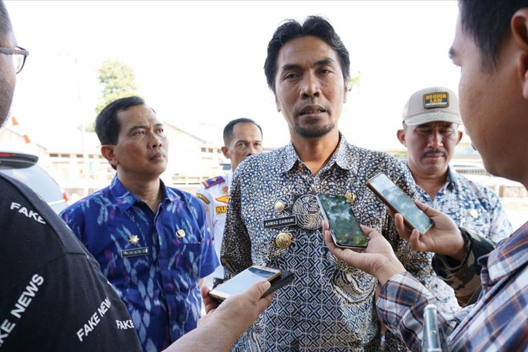 BERIKAN KETERANGAN --Bupati Madiun, Ahmad Dawami memberikan keterangan terkait penutupan prostitusi tua yang sudah beroperasi setengah abad di Pasar Muneng, Desa Muneng, Kecamatan Pilangkenceng, Kabupaten Madiun, Kamis ( 8/8/2019)