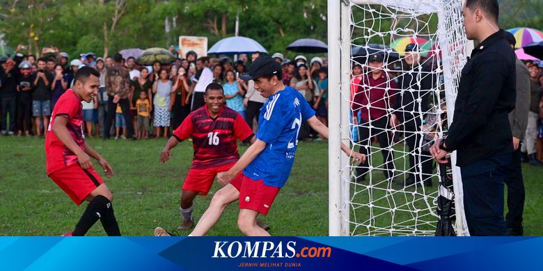 Jokowi Main Bola di NTT, Pakai Nomor Punggung 22