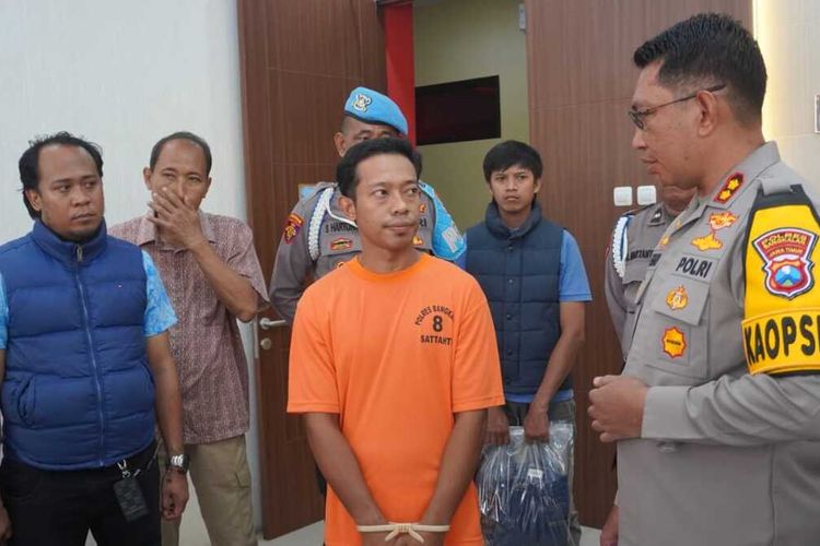 Kapolres Bangkalan, AKBP Febri Isman Jaya saat berbincang dengan Edi Setiawan, tersangka penganiayaan terhadap salah satu karyawan lembaga pinjaman di Bangkalan, Selasa (18/6/2024).
