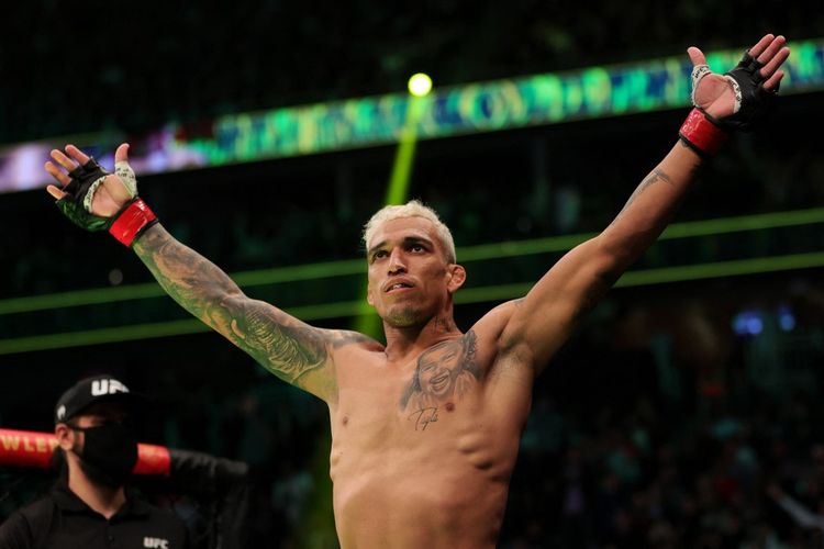 LAS VEGAS, NEVADA ? 11 DESEMBER: Charles Oliveira dari Brasil diperkenalkan sebelum pertarungan gelar kelas ringan melawan Dustin Poirier selama acara UFC 269 di T-Mobile Arena pada 11 Desember 2021 di Las Vegas, Nevada.