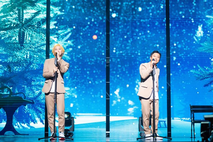 Kim Heechul dan Lee Soo Geun dalam video musik White Winter.